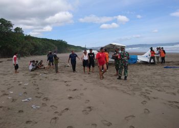 Pesawat latih milik Akademi Penerbang Indonesia (API) mendarat darurat di pantai Ngagelan masuk wilayah Taman Nasional Alas Purwo (TNAP) Banyuwangi, Senin (5/9/2022) sekitar pukul 12.00 siang. (: F: istimewa)
