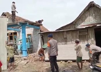 Anggota Satbrimob Polda Jatim ketika menggelar Bhakti sosial di Desa Sidorejo, Kecamatan Saradan, Kabupaten Madiun, Sabtu (10/9/2022) (F: istimewa)