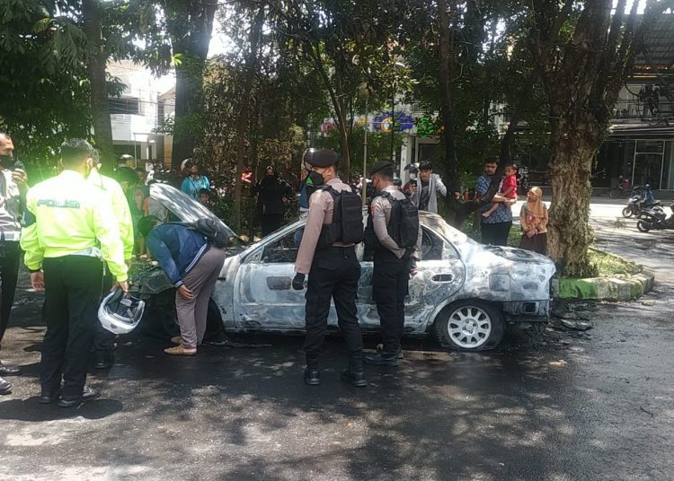 Mobil sedan terbakar Bakorwil Malang