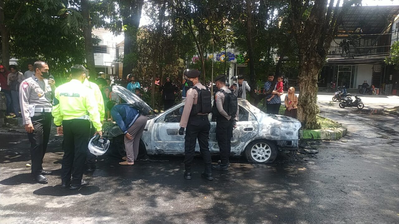 Mobil sedan terbakar Bakorwil Malang