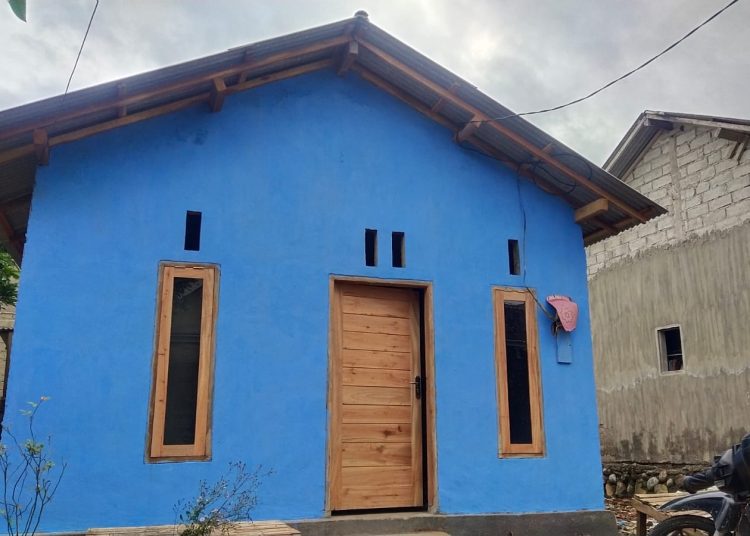 Rumah warga Desa Sumberagung yang baru selesai dibangun (dibedah) oleh tim bedah rumah PT Merdeka Copper Gold. (Istimewa)