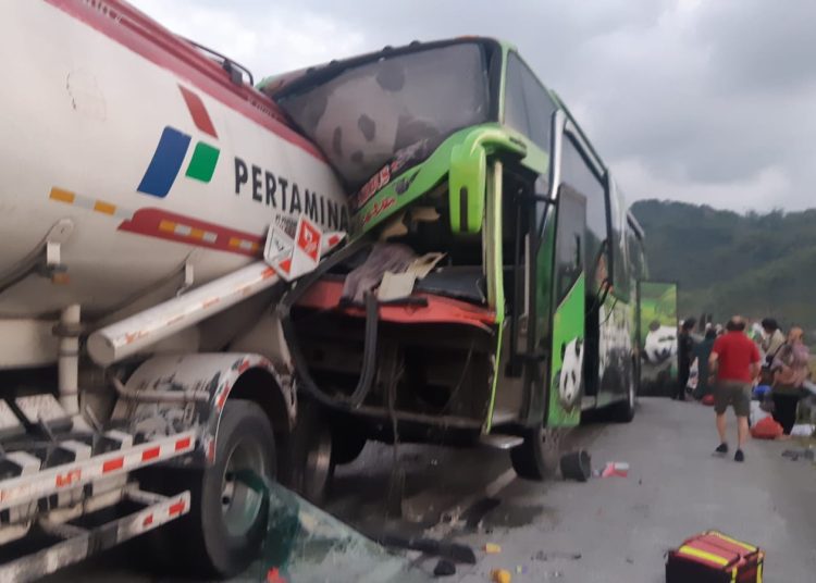 Tol Malang-Pandaan,Kecelakaan Beruntun Tol Malang,Kecelakaan Tangki Pertamina Tol Malang,Kecelakaan Bus Reatu Tol Malang