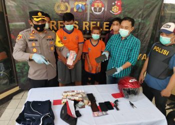 Dua Perampok yang ditangkap tim Anti Bandit Polsek Gayungan, Polresta Surabaya. (foto : istimewa)