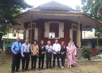 Perwakilan dari Universitas Brawijaya bersama TACB Kota Malang meninjau bekas SDK Santo Yusuf yang akan dijadikan klinik kesehatan, Selasa (6/09/2022) (blok-A.com/Defrico Alfan)