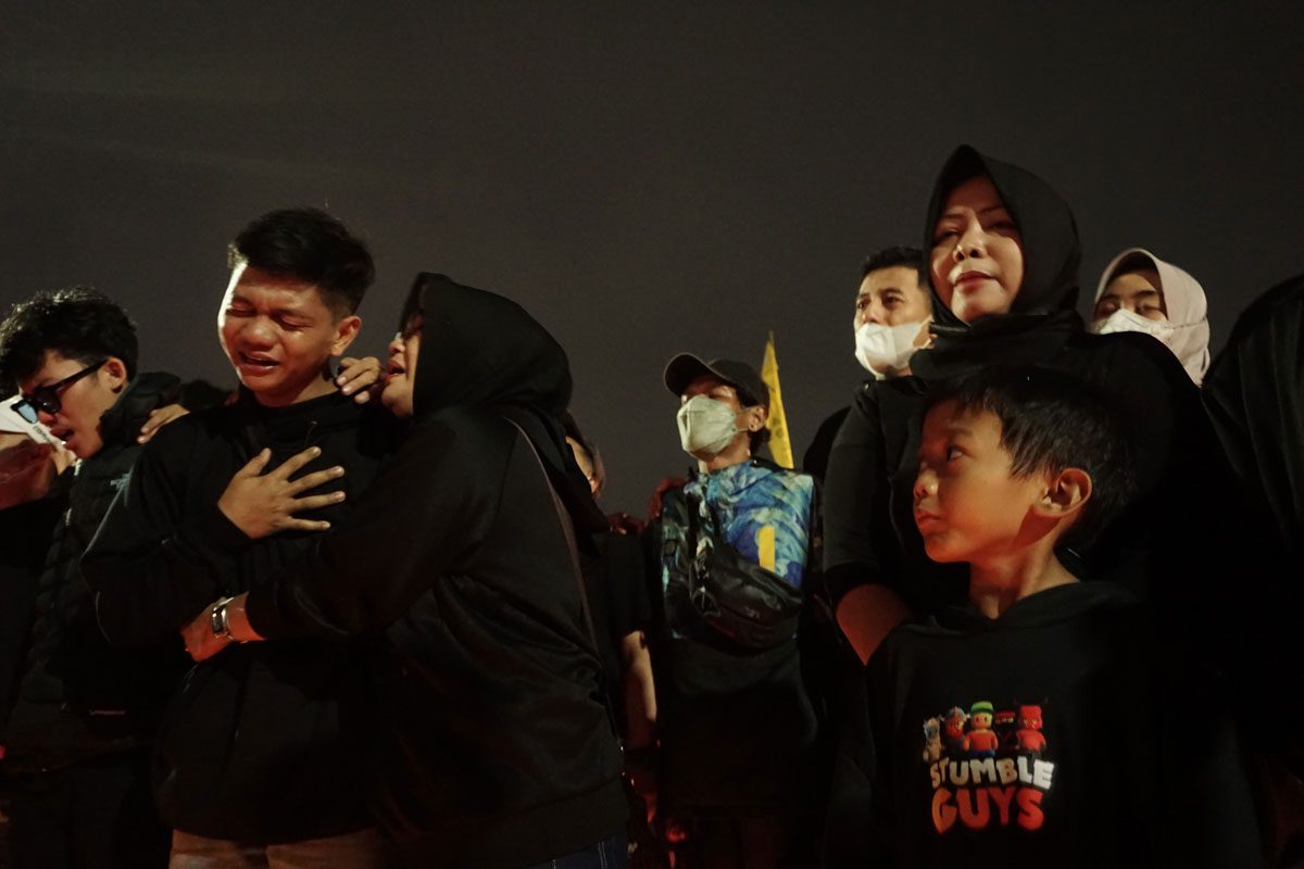 Suporter Arema Malang dan keluarga Tragedi Kanjuruhan menanngis saat mengikuti doa bersama dan tabur bunga di depan Balaikota Malang, Rabu (5/10/2022). Selain mengikuti doa bersama, suporter Arema Malang dan Keluarga Korban berjanji akan mengawal Tragedi Kanjuruhan hingga ditetapkannya tersangka atas meninggalnya ratusan korban jiwa.