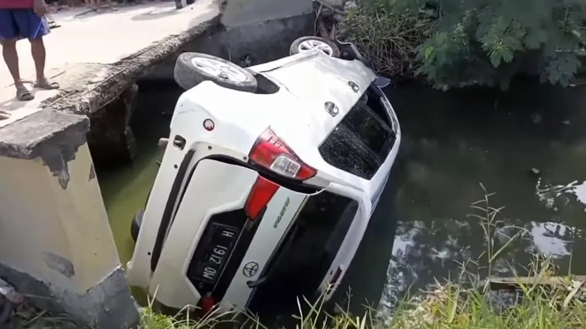 Mobil Avanza putih milik maling gas elpiji yang tercebur ke sungai (blok-a.com/ist)