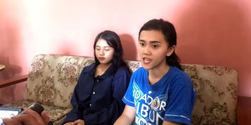 Cahayu (16) bersama Kakaknya Yeni (23) saat diwawancara di kediamannya (blok-A/Bob Bimantara Leander)