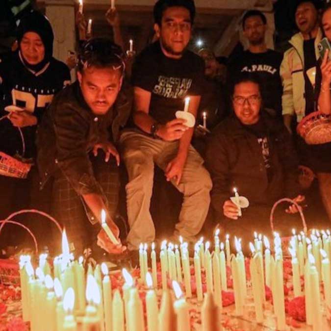tragedi kanjuruhan, stadion kanjuruhan, arema, persebaya, aremania, bonekmania, kerusuhan suporter, suporter bola, bentrok suporter, BRI Liga 1, korban jiwa, aksi belasungkawa, aksi 1000 lilin, balai kota malang
