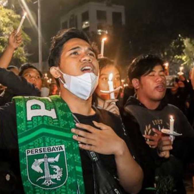 tragedi kanjuruhan, stadion kanjuruhan, arema, persebaya, aremania, bonekmania, kerusuhan suporter, suporter bola, bentrok suporter, BRI Liga 1, korban jiwa, aksi belasungkawa, aksi 1000 lilin, balai kota malang