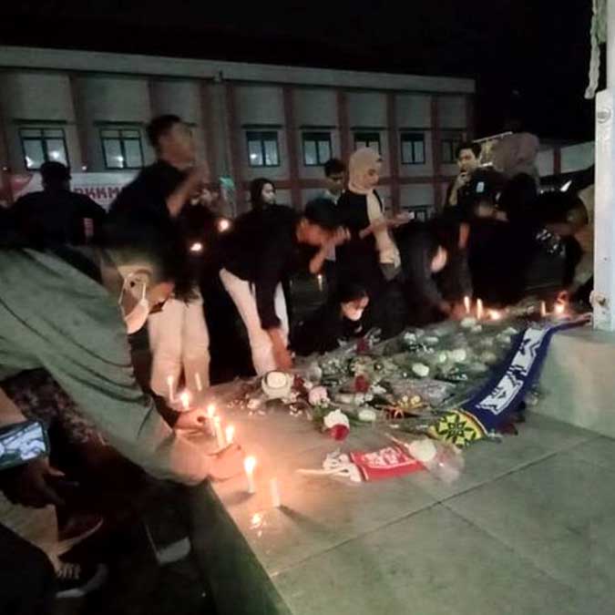 tragedi kanjuruhan, stadion kanjuruhan, arema, persebaya, aremania, bonekmania, kerusuhan suporter, suporter bola, bentrok suporter, BRI Liga 1, korban jiwa, aksi belasungkawa, aksi 1000 lilin, balai kota malang
