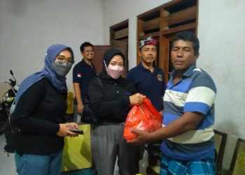 Kelompok Masyarakat (Pokmas) Peduli Desa ketika menyerahkan bantuan dari PT Merdeka Copper Gold Tbk kepada warga yang terdampak banjir, Minggu (9/10/2022)