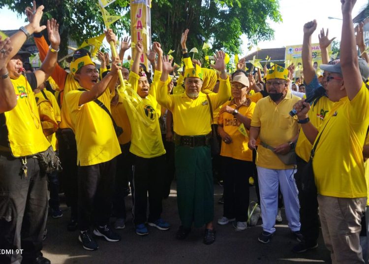 Pelepasan jalan sehat di DPD Partai Golkar Jember dalam rangka semarak HUT Golkar ke-58. (blok-a.com/Anggun)