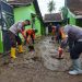Anggota Brimob Batalyon B Bondowoso bersama relawan dan elemen masyarakat melakukan bersih-bersih lumpur dilingkungan Sutri, Kelurahan Sobo, Selasa (18/10/2022) (F: blok-a.com/Kuryanto)