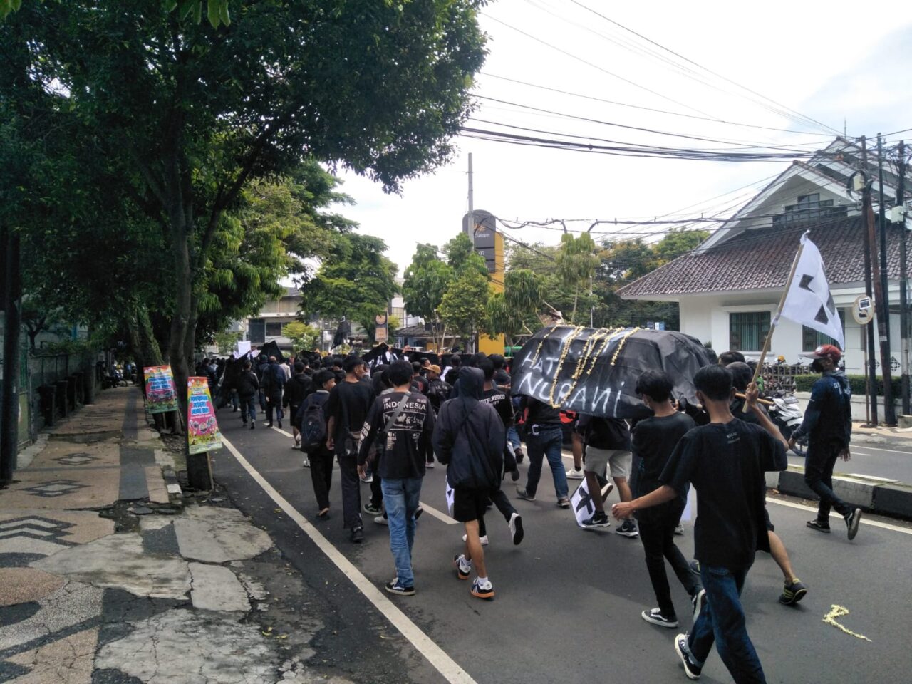 Aremania turun jalan tragedi kanjuruhan keranda mayat alun-alun tugu malang