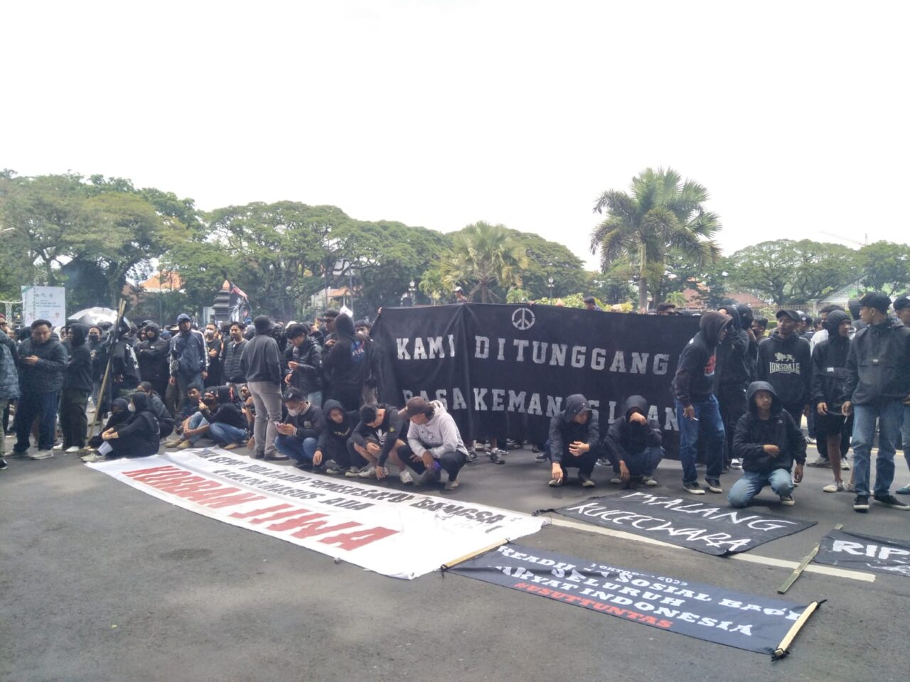 Aremania turun jalan tragedi kanjuruhan keranda mayat alun-alun tugu malang