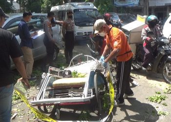 Kondisi becak yang tertimpa pohon di jalan raya Panglima Sudirman, Kecamatan Mayangan, Kota Probolinggo,  Sabtu (22/10/2022)