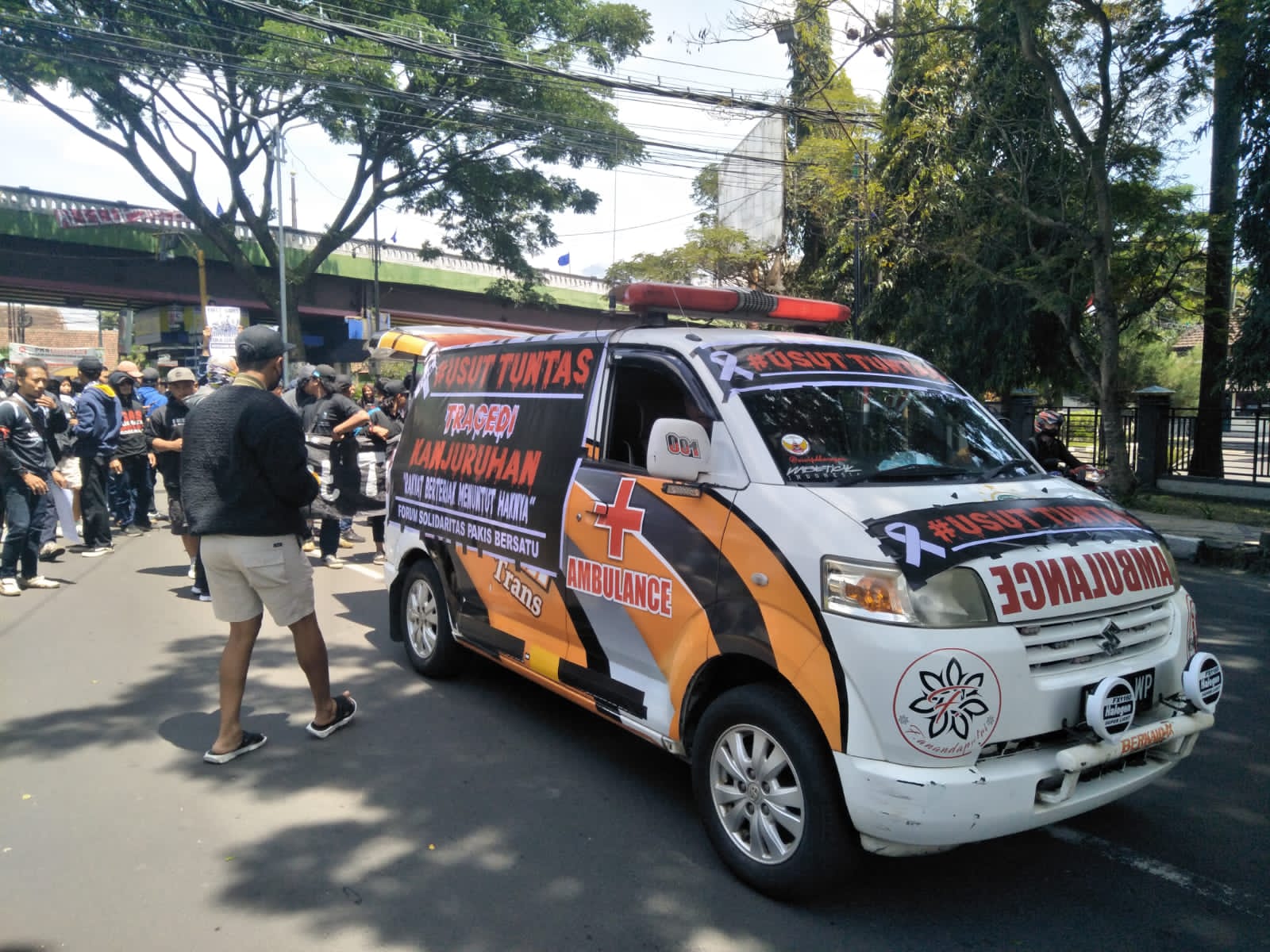 Aksi Turun Jalan Aremania Dikawal Dua Ambulans ke Kantor Kejaksaan Malang