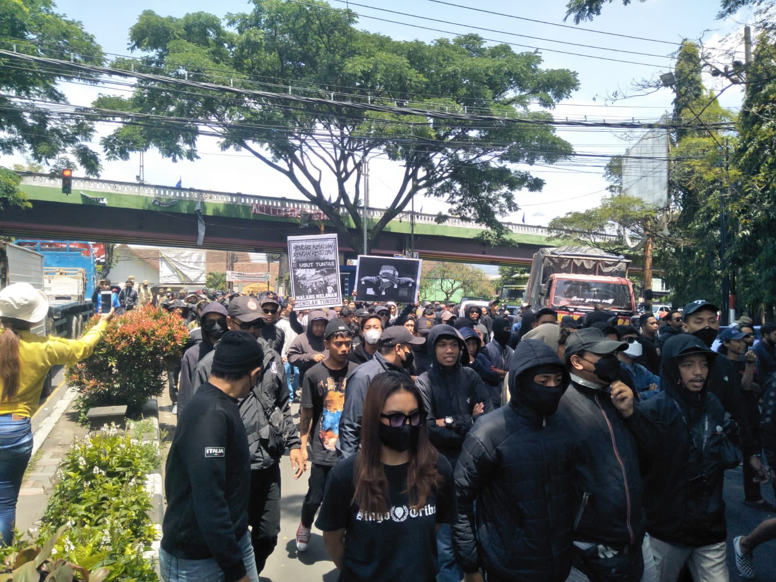 Aksi Turun Jalan Aremania Dikawal Dua Ambulans ke Kantor Kejaksaan Malang