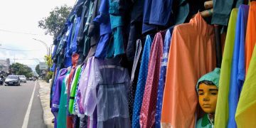 Lapak pedagang jas hujan yang meraih omset jutaan saat musim penghujan di Kota Malang (blok-A.com/Defrico Alfan)