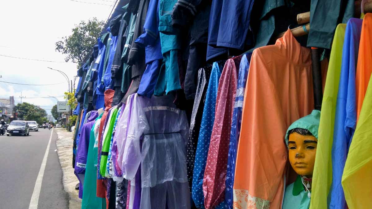 Lapak pedagang jas hujan yang meraih omset jutaan saat musim penghujan di Kota Malang (blok-A.com/Defrico Alfan)