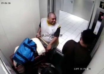 Tangkapan layar video detik-detik pelaku pembunuhan bawa korban di lift (ist)