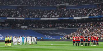 Hening cipta sebelum kick-off laga La Liga antara Real Madrid vs Osasuna sebagai penghormatan bagi para korban Tragedi Kanjuruhan (@realmadrid)