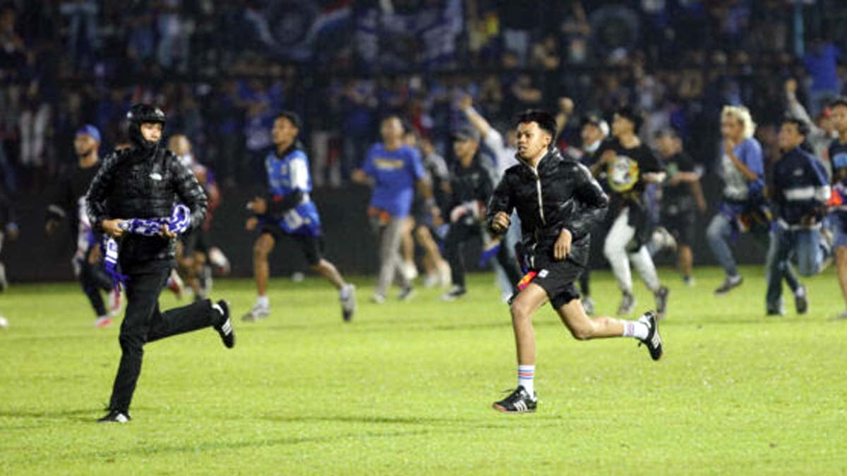 tragedi kanjuruhan, stadion kanjuruhan, arema, persebaya, aremania, bonekmania, kerusuhan suporter, suporter bola, bentrok suporter, BRI Liga 1, korban jiwa