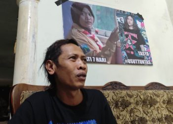 Keluarga korban yang mencabut autopsi, Devi Athok saat diwawancara wartawan (blok-A/bob bimantara leander)