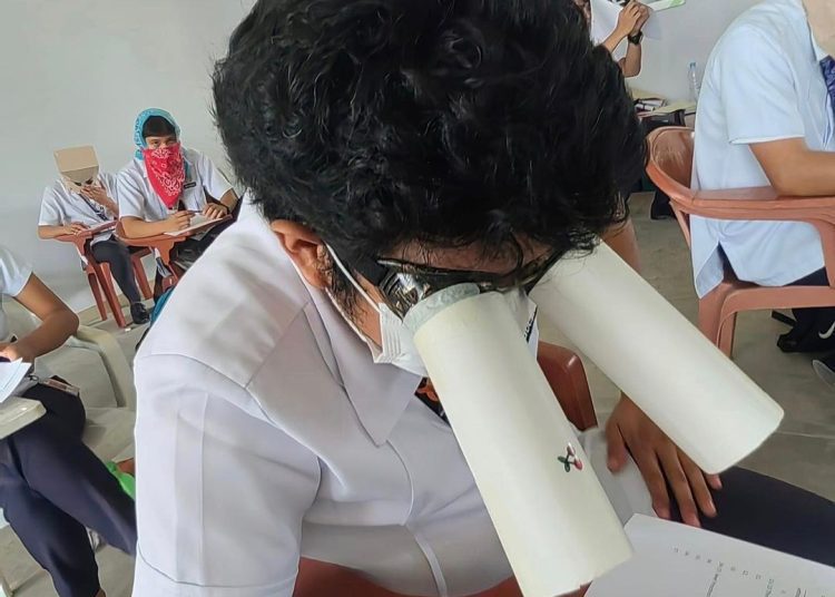 Kocak! Dosen di Filipina Suruh Mahasiswa Pakai Topi Anti Nyontek, Ini Foto-Fotonya