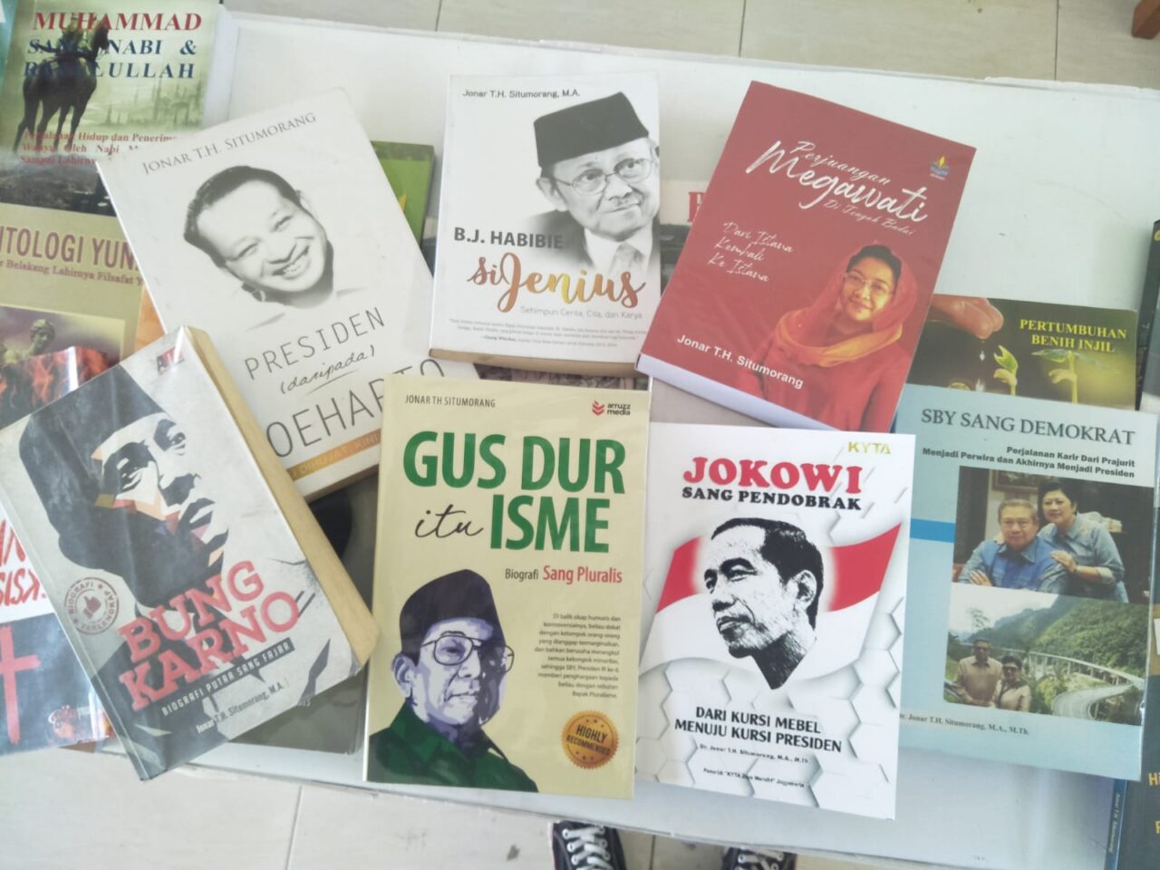 Caption : Profil Jonar Situmorang. MA.,penulis tujuh biografi presiden Indonesia (blok-A.com / Defrico Alfan)