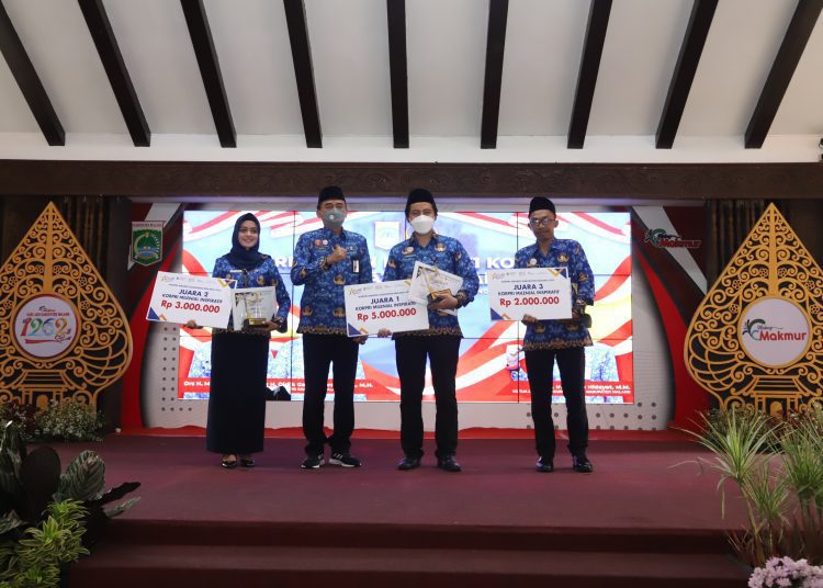 Kepala Bidang Pengendalian Pencemaran dan Kerusakan (PPK) Lingkungan Dinas Lingkungan Hidup (DLH) Kabupaten Malang, Ahmad Dzulfikar Nurrahman (tengah) mendapat penghargaan di ajang KORPRI Awards 2022