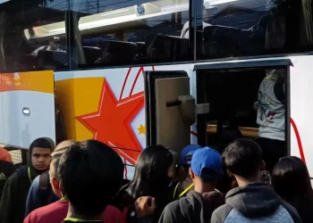 Rombongan keluarga korban tragedi Kanjuruhan menaiki bus menuju Jakarta demi menuntut keadilan (blok-a.com/Bob)