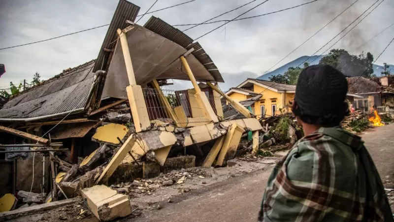 Seorang pria melihat reruntuhan gempa Cianjur. (Getty Images)