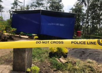 Garis polisi di lokasi makam korban Tragedi Kanjuruhan di Kecamatan Wajak Kabupaten Malang, Sabtu (5/11/2022)