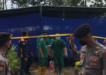 Tim Autopsi jenazah korban Tragedi Kanjuruhan keluar dari tenda di makam Kecamatan Wajak Kabupaten Malang, Sabtu (5/11/2022) (blok-A/Bob Bimantara Leander)
