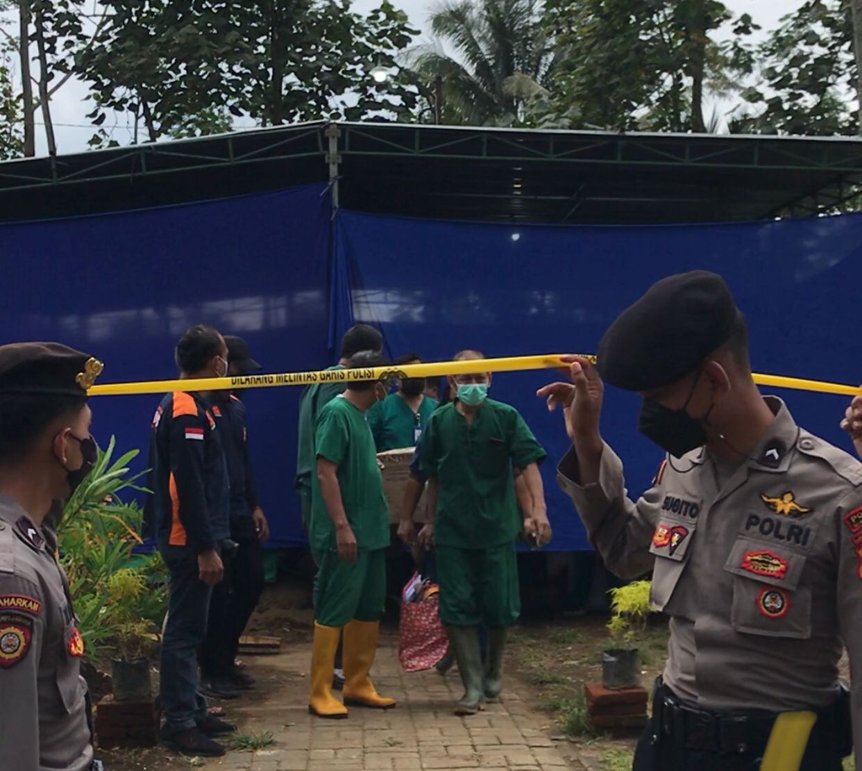 Tim Autopsi jenazah korban Tragedi Kanjuruhan keluar dari tenda di makam Kecamatan Wajak Kabupaten Malang, Sabtu (5/11/2022) (blok-A/Bob Bimantara Leander)