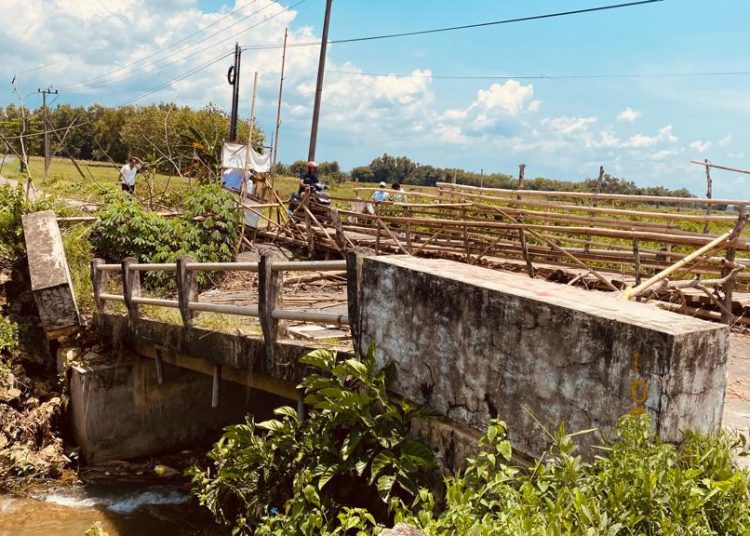 Jembatan Meddelan penghubung tiga desa yang ambruk, tidak kunjung diperbaiki. (dok. blok-a.com)