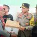 Kapolda Jatim Irjen Pol  Toni Harmanto menyerahkan bantuan Sembako kepada korban banjir Kalibaru, Selasa (8/11/2022)