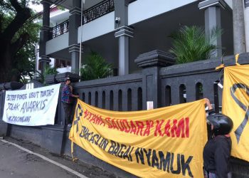 Situasi terkini pemasangan ulang spanduk ‘usut tuntas’ berlokasi di pagar gedung DPRD Kota Malang (Blok-a/Bob Bimantara Leander)