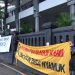 Situasi terkini pemasangan ulang spanduk ‘usut tuntas’ berlokasi di pagar gedung DPRD Kota Malang (Blok-a/Bob Bimantara Leander)