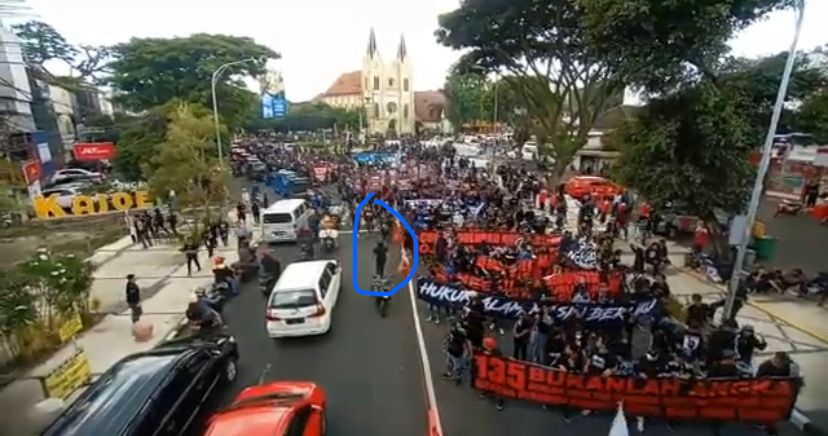 Aremania Tetap Menjalankan Aksi Dengan Damai Walau Sempat Diprovokasi