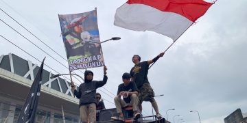 Muda-Mudi Mergosono Bergerak di Flyover, Tuntut Penembak Gas Air Mata Dihukum HAM Berat