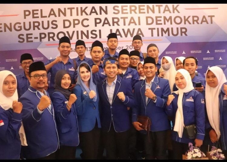 Jajaran pengurus DPC Partai Demokrat Kabupaten Probolinggo bersama ketua DPD Partai Demokrat Jawa Timur, Emil Dardak saat pelantikan serentak DPC Partai Demokrat se-Jawa Timur.