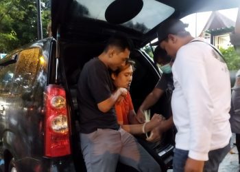 IKG pelaku penusukan kekasihnya saat diamankan Resmob Polresta Banyuwangi di depan UGD RSUD Blambangan Banyuwangi, Jum'at (18/11/2022) sore. (blok-a.com/Gatut Imawan)