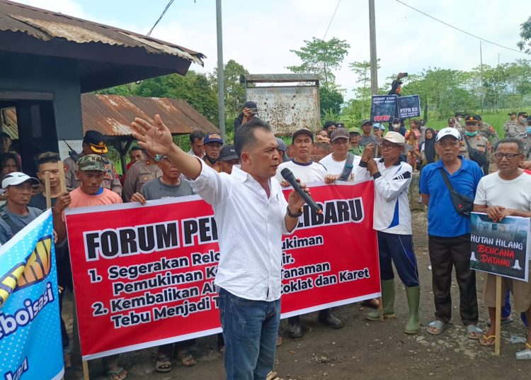Koordinator Lapangan (Korlap) aksi demonstrasi warga Desa Kalibaru Wetan, Mohammad Taufan  ketika berorasi menuntut PTPN XII bertanggung jawab tragedi banjir bandang Kalibaru, Senin (21/11/2022) (blok-a.com/Sugito)