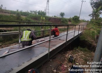 Dinas PU CKPP Banyuwangi membangun jembatan darurat penghubung antar dua dusun Desa Kajarharjo, Kecamatan Kalibaru. (F: istimewa)