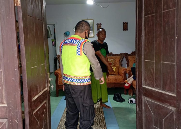 Anggota Polsek Wonoasih, Kota Probolinggo ketika olah TKP dugaan pencurian sepeda motor Vario didalam jok terdapat sertifikat tanah, Rabu (23/11/2022) (blok-a.com/Soni)