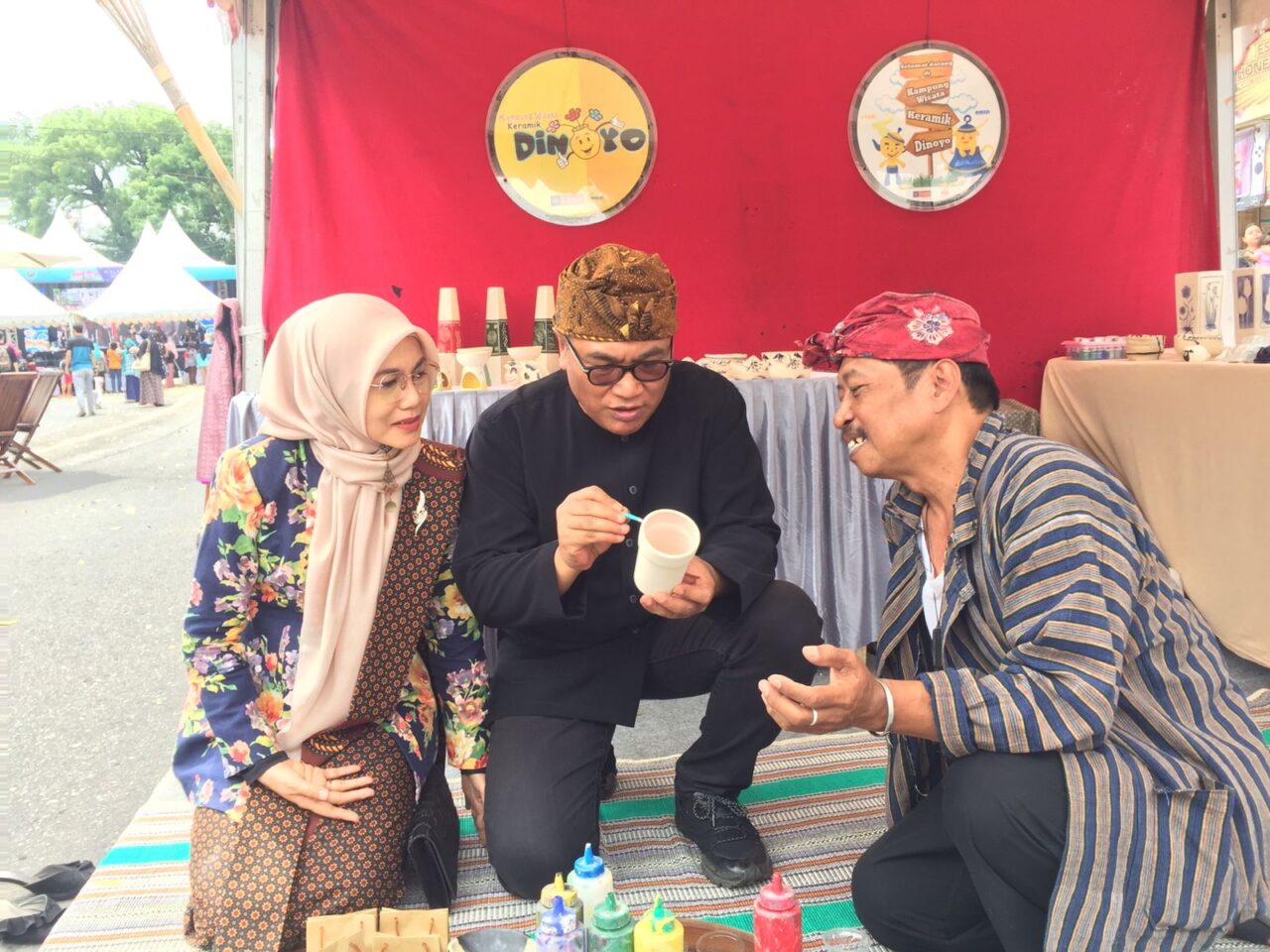 Caption : Situasi Stand Pengrajin Keramik saat di tinjau oleh Wakil Wali Kota Malang/ Profil Owner Cendra Mata Keramik (Blok-a.com / Putu Ayu Pratama S)