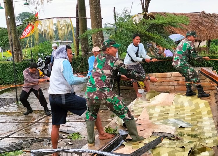 Aparat TNI-Polri bersama warga Dusun Trembelang saling bahu-membahu membersihkan puing-puing rumah yang roboh akibat diterjang angin puting beliung, Sabtu (26/11/2022) (F: istimewa)