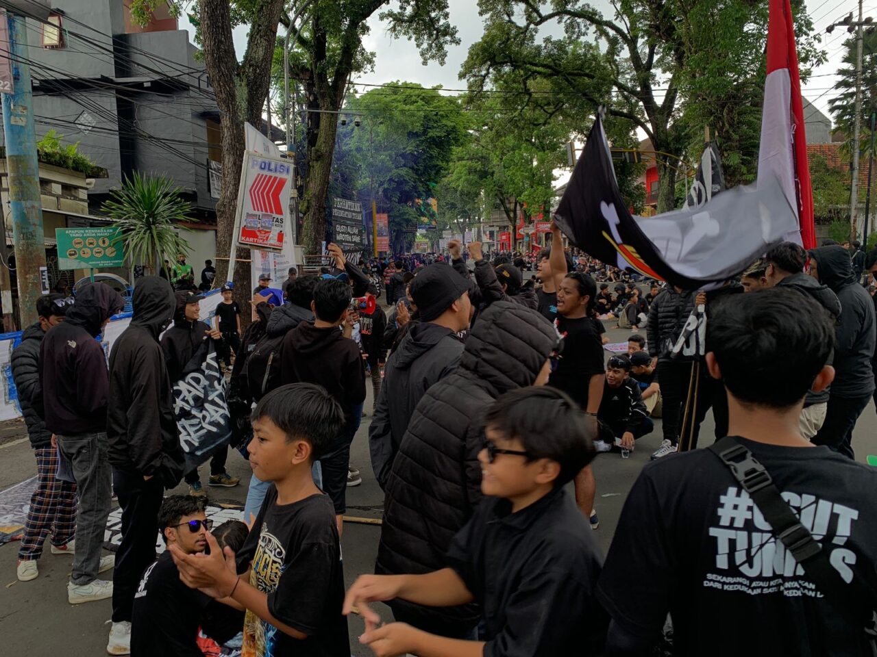 Aksi aremania turun jalan macet tragedi kanjuruhan